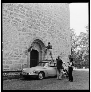 The Scandinavian Institute of Comparative Vandalism at work. Taken by Franceschi on Gotland in 1964, the photo shows Jacqueline de Jong, Asger Jorn, Ulrik Ross (on the roof of the Citroën) and an uidentified fourth man. 